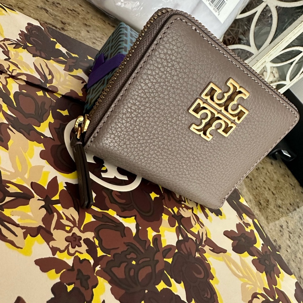 New Tory Burch britten wallet ❤️ - Picture 3 of 6